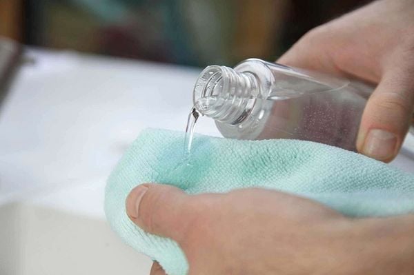 Sử dụng dầu hoặc nước tẩy trang để tẩy son trên quần áo