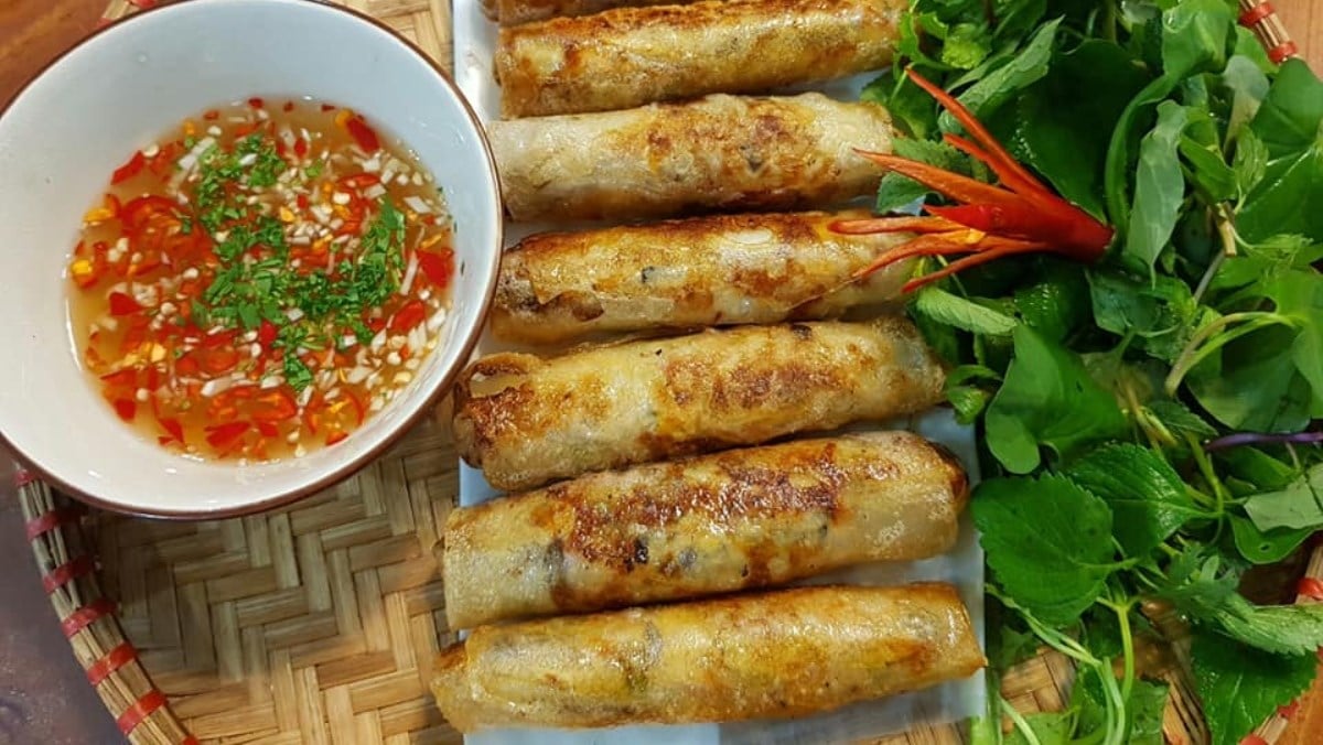 Món ăn đường phố ngon ở Việt Nam gọi tên món nem rán giòn tan