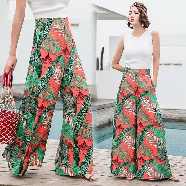Phối quần ống rộng hoa văn với áo sát nách tạo tỷ lệ gọn