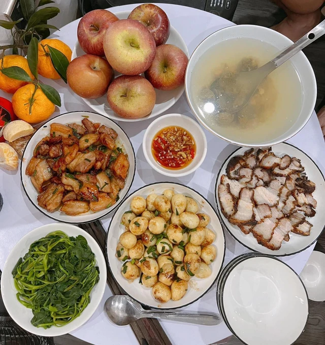Bữa cơm Tết với đủ món ngon cho cả gia đình sum vầy