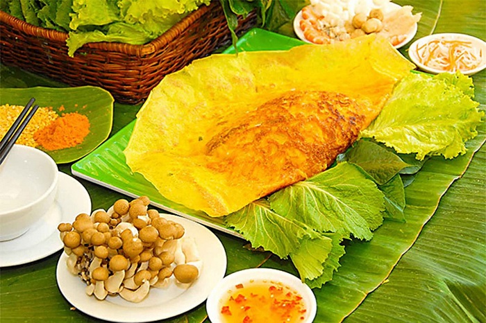 Bánh xèo miền Tây vàng giòn, hấp dẫn khi vừa tráng xong