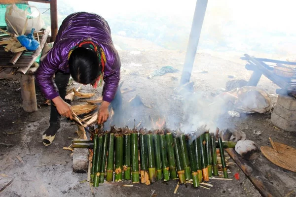 Nướng cơm lam trên bếp củi than hồng