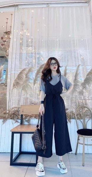 Jumpsuit trơn + túi top-handle cứng cáp