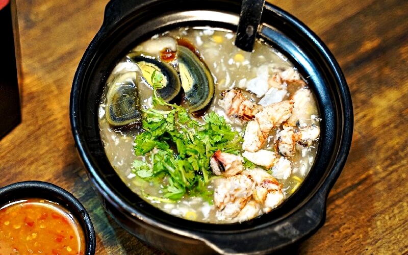 Súp cua nóng hổi tại chợ Hồ Thị Kỷ