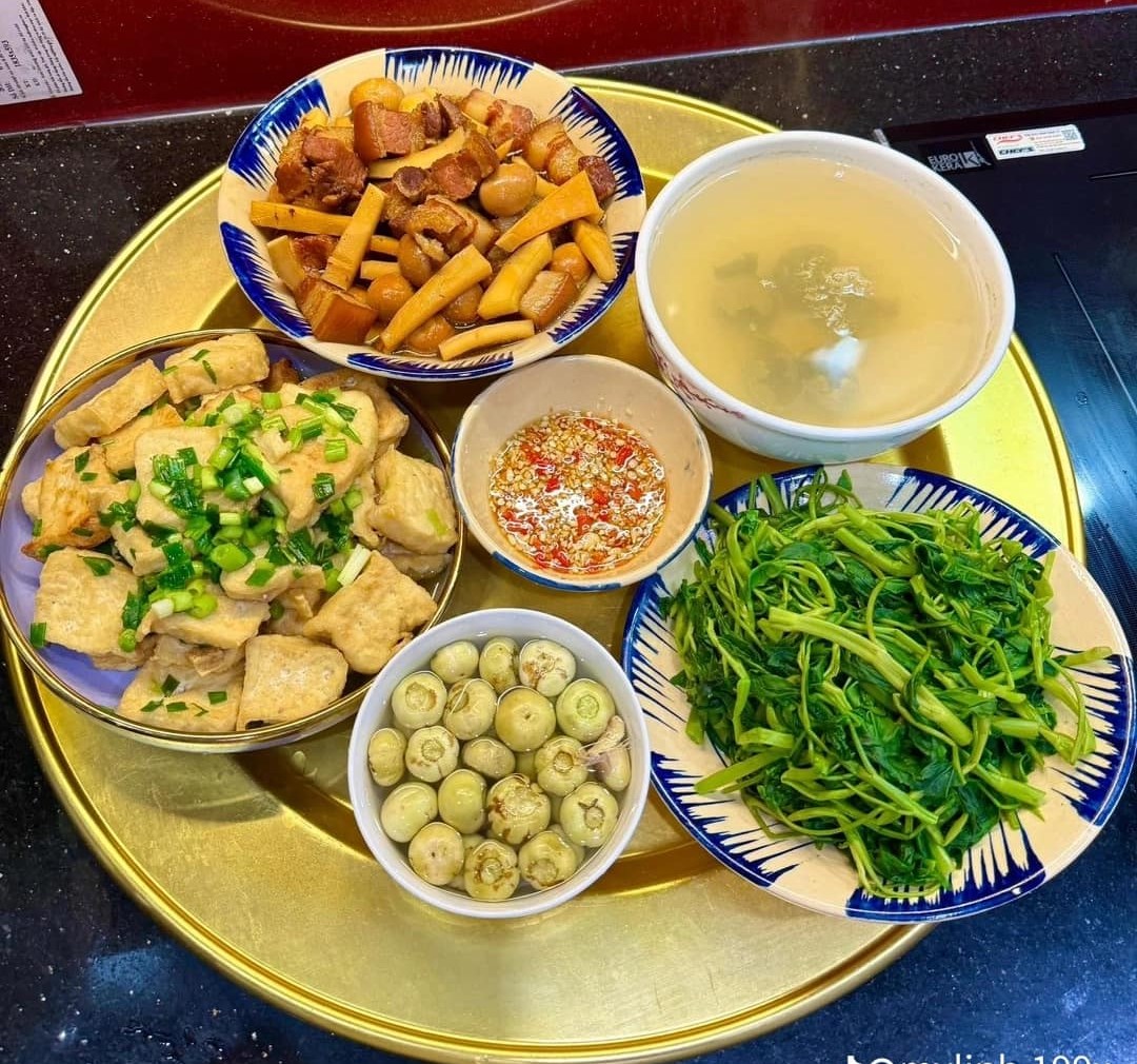 Bữa cơm cuối tuần sum họp với nhiều món ăn đậm đà hương vị Việt
