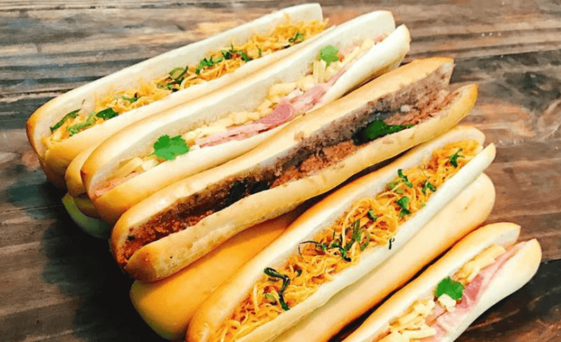 Món ăn đặc sản Việt Nam. Bánh mỳ que cay