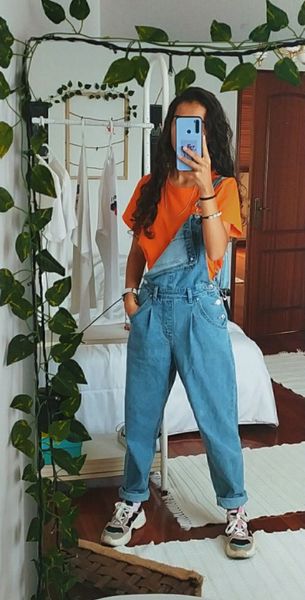 Quần yếm chất liệu kaki mềm phối áo cộc tay mang lại sự mát mẻ cho ngày hè