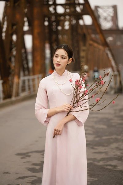 Kiểu tóc phù hợp giúp tôn đường cổ và vai của áo dài Raglan