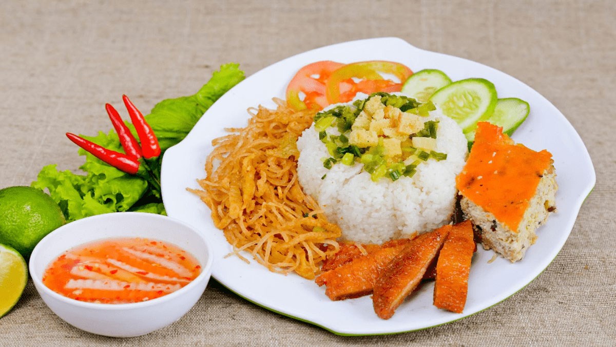Đĩa cơm tấm với rất nhiều topping thơm ngon