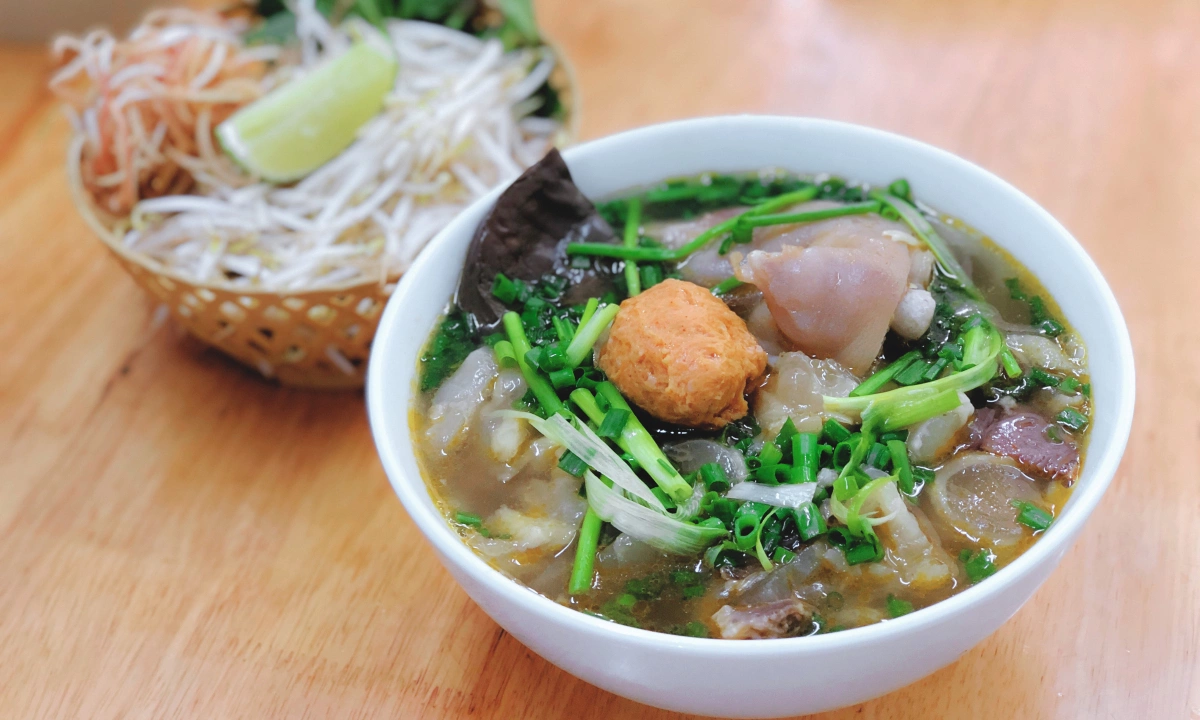 Cà phê sữa đá và bánh ngọt Việt Nam