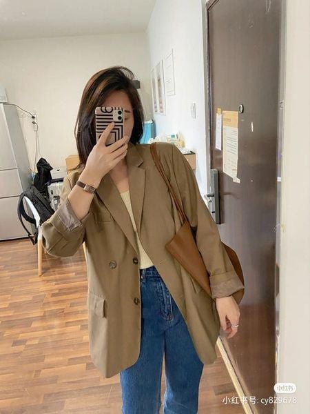 Blazer be + áo thun trơn + jeans xanh + túi đeo vai nâu