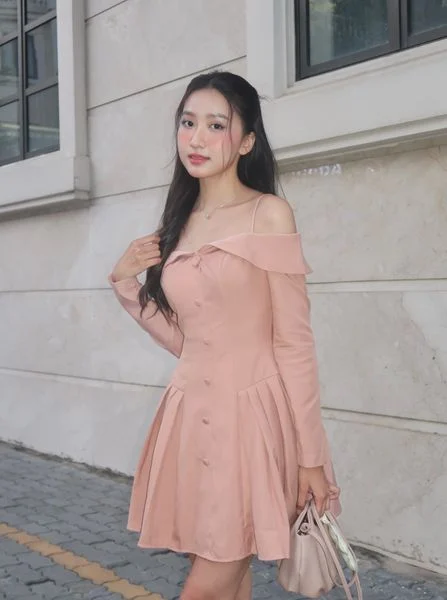 Đầm 2 dây bẹt vai tay dài xếp li hông