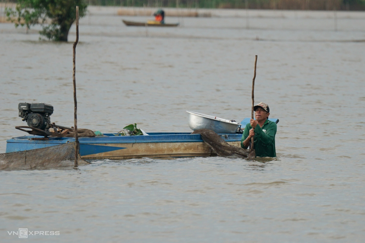 Người dân quăng chài trên sông nước miền Tây