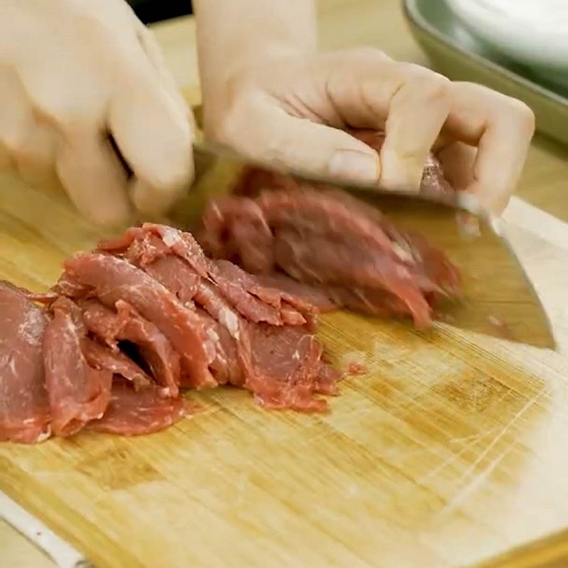 Bước 1 Sơ chế nguyên liệu Phở bò bằng gói gia vị sẵn