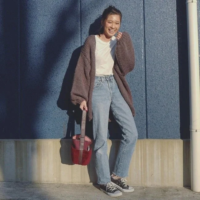 Phối quần jean ống rộng với áo cardigan, túi xách