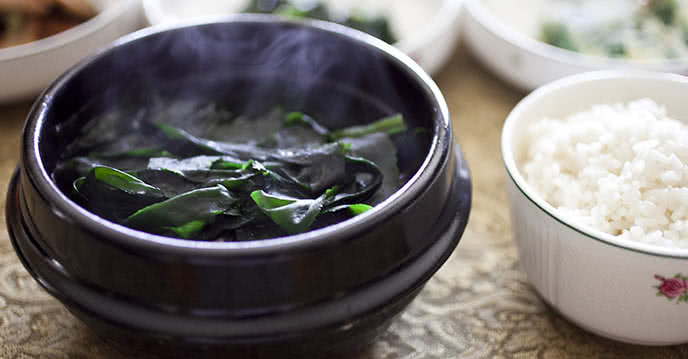 Hoàn thành món canh rong biển thịt bò
