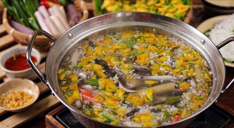 Lẩu cá linh bông điên điển mang đậm hương vị mùa nước nổi Nam Bộ