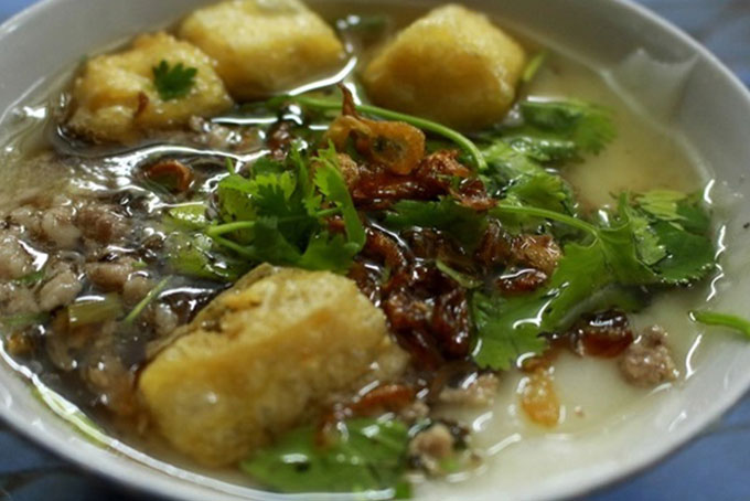 Bánh đúc nóng thơm ngon tại quận Hai Bà Trưng