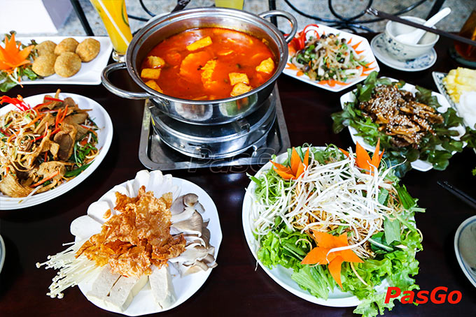 Không gian ẩm thực rộng rãi ngập tràn sắc xanh tại Vườn Chay Garden