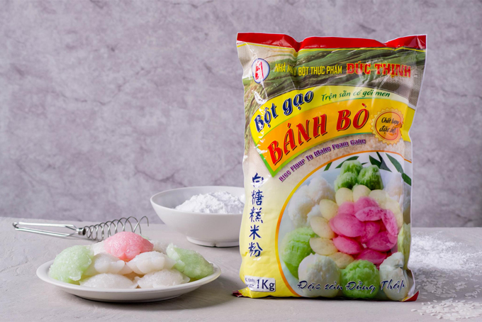 Đổ bột vào khuôn nhỏ để hấp bánh