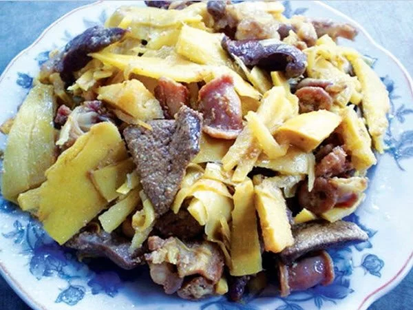 Món măng nướng xào vêch bò có hương vị đắng ngọt phức hợp đặc trưng