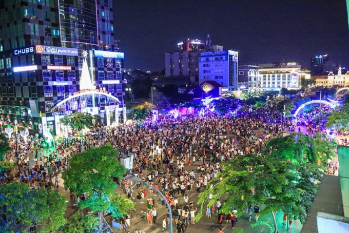 Phố đi bộ Nguyễn Huệ là nơi thường tập trung đông người vào mùa Noel