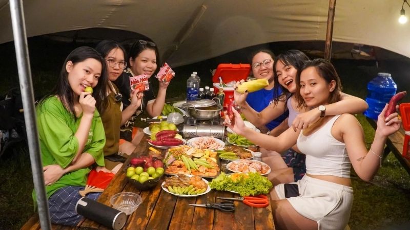 Chuẩn bị thực phẩm nướng ngoài trời và nước uống sạch phục vụ tiệc dã ngoại