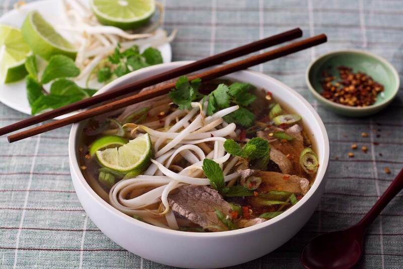 Phở Hà Nội đặc trưng với nước dùng thanh trong ngọt xương