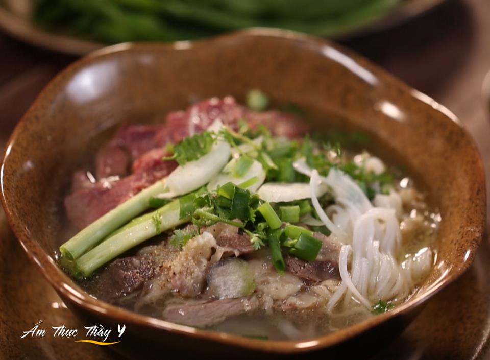 Phở bò ăn kèm rau sống và gia vị