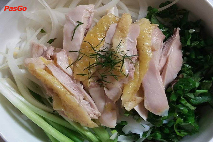 Sơ chế gà và nguyên liệu trước khi nấu phở