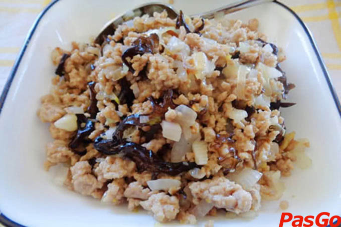 Công đoạn tráng vỏ bánh mỏng mịn trên chảo chống dính