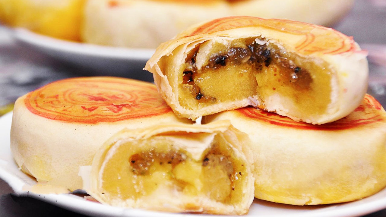 Bánh pía Sóc Trăng, một trong những đặc sản miền Tây nổi tiếng để làm quà