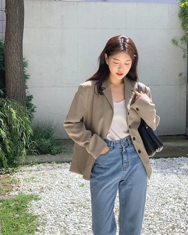 Phối quần jean ống rộng với áo vest/blazer