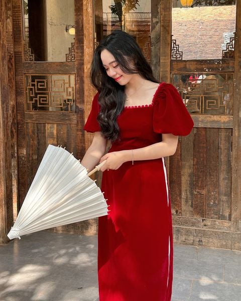 Tóc xoăn sóng tự nhiên kết hợp áo dài tạo nét nữ tính