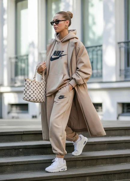 Hoodie + Quần jogger + Giày thể thao