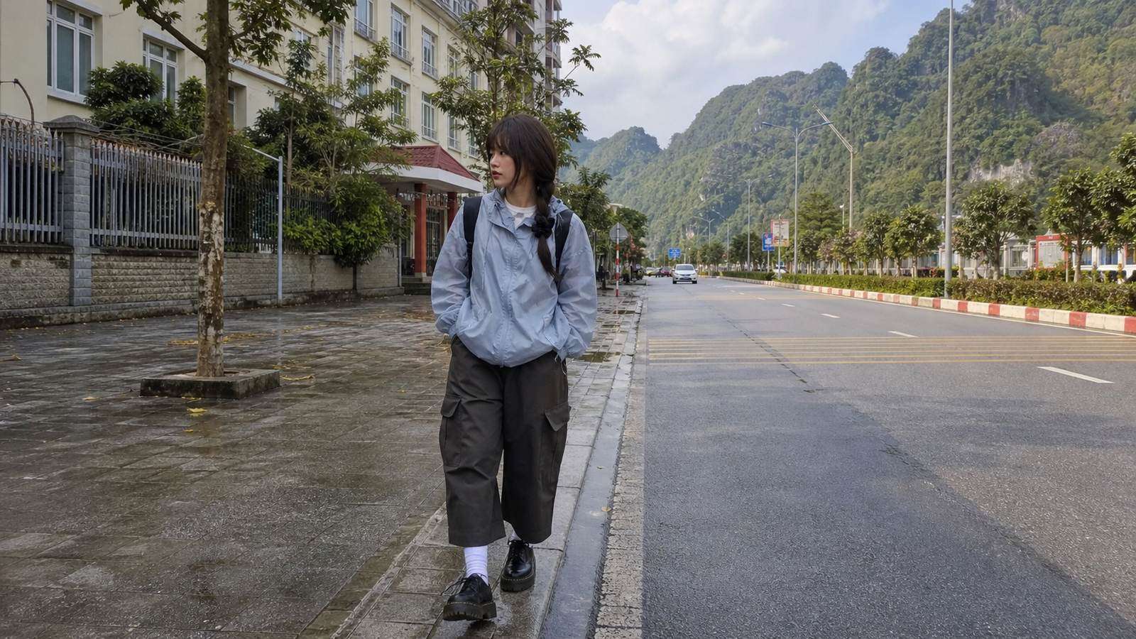 Áo khoác gió mỏng phối set đồ trung tính bên trong khi đi Hà Giang