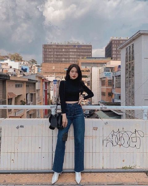 Phối quần jean với áo croptop tôn dáng