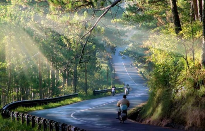 Cung đường ven biển Đà Nẵng - Lăng Cô nổi tiếng với một bên núi một bên biển