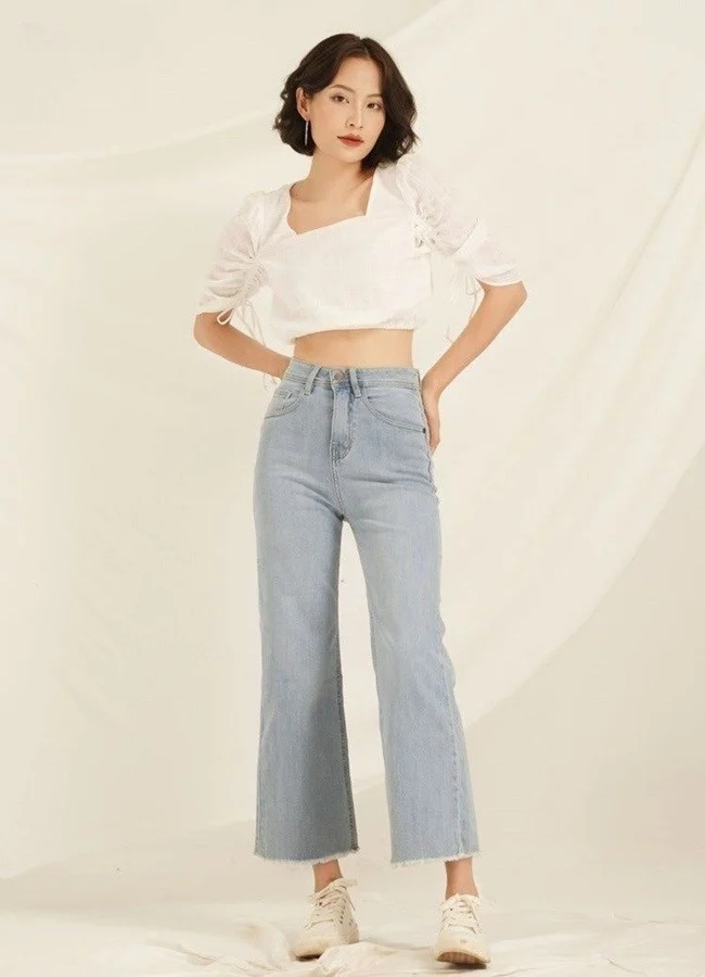 Phối quần jean ống rộng với áo babydoll