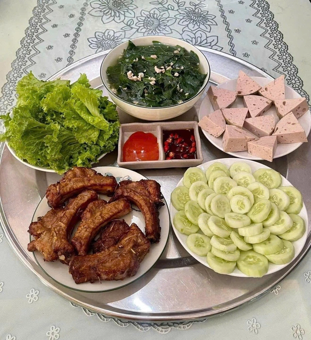 Các món ăn trong mâm cơm gia đình phong phú, đủ chất
