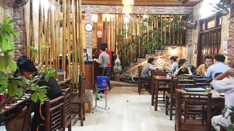 Cơm niêu nóng trên bàn