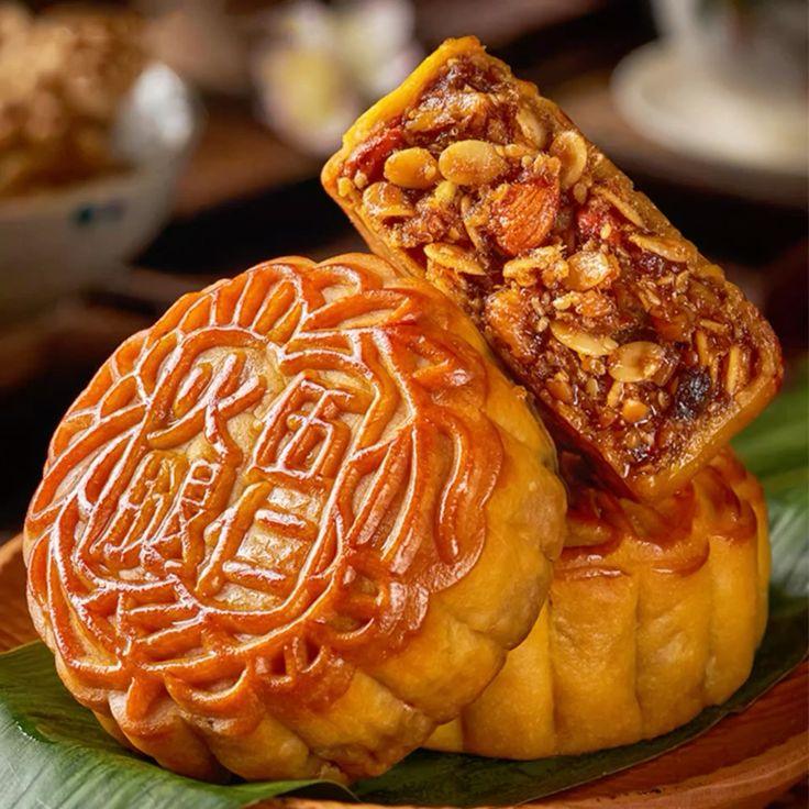 Chuẩn bị bánh Trung Thu, lồng đèn và quà tặng cho gia đình
