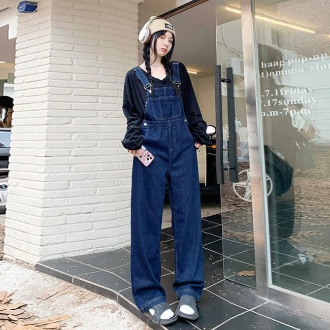 Phối với quần jean yếm ống rộng và giày sandals