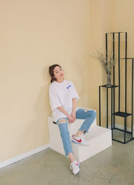 Quần jean rách và áo thun oversize đường phố