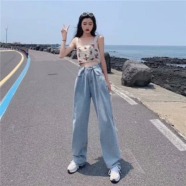 Phối quần jean ống rộng với áo croptop, giày chunky