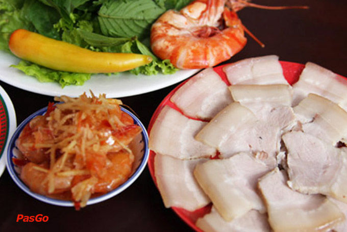Không gian và món ăn gợi tinh thần cung đình Huế