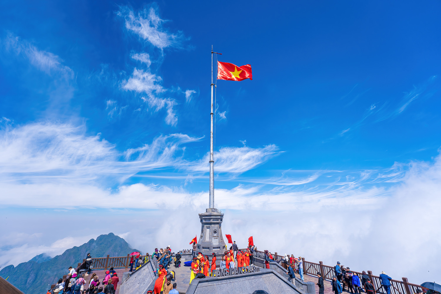 Sương mù bao phủ trên các ngọn núi cao tại Sapa