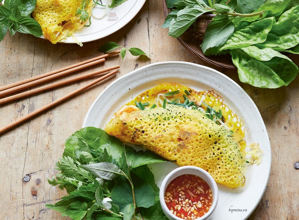 Vỏ bánh xèo mỏng giòn vàng đều sau khi đổ