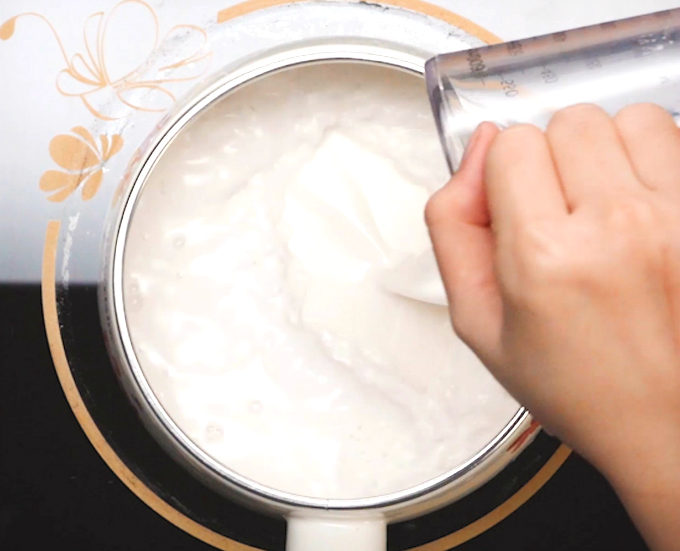 Khuấy đều bột pha sẵn với nước cốt dừa