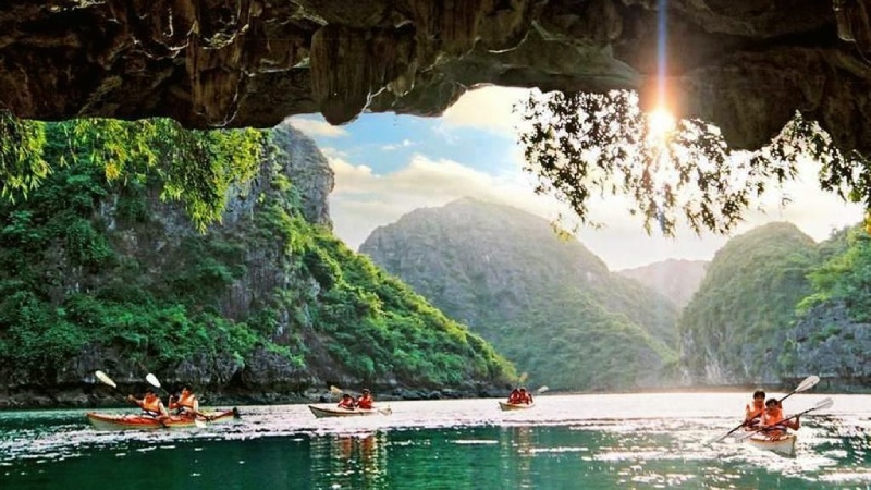 Cửa Hang Sáng Hang Tối với làn nước xanh ngắt và vách đá sừng sững